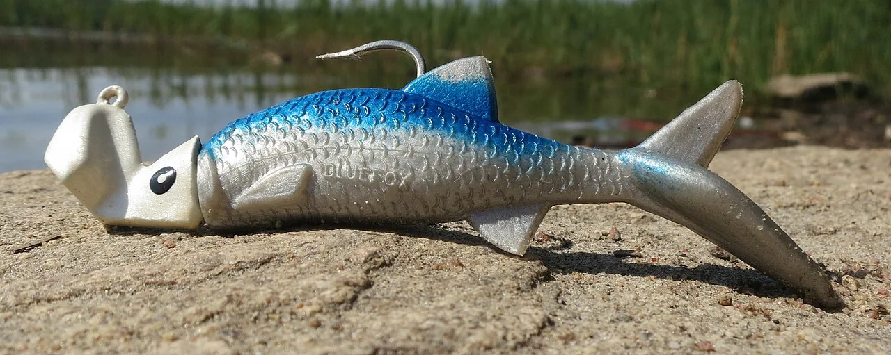 Jigghuvud med gummifisk redo att kastas