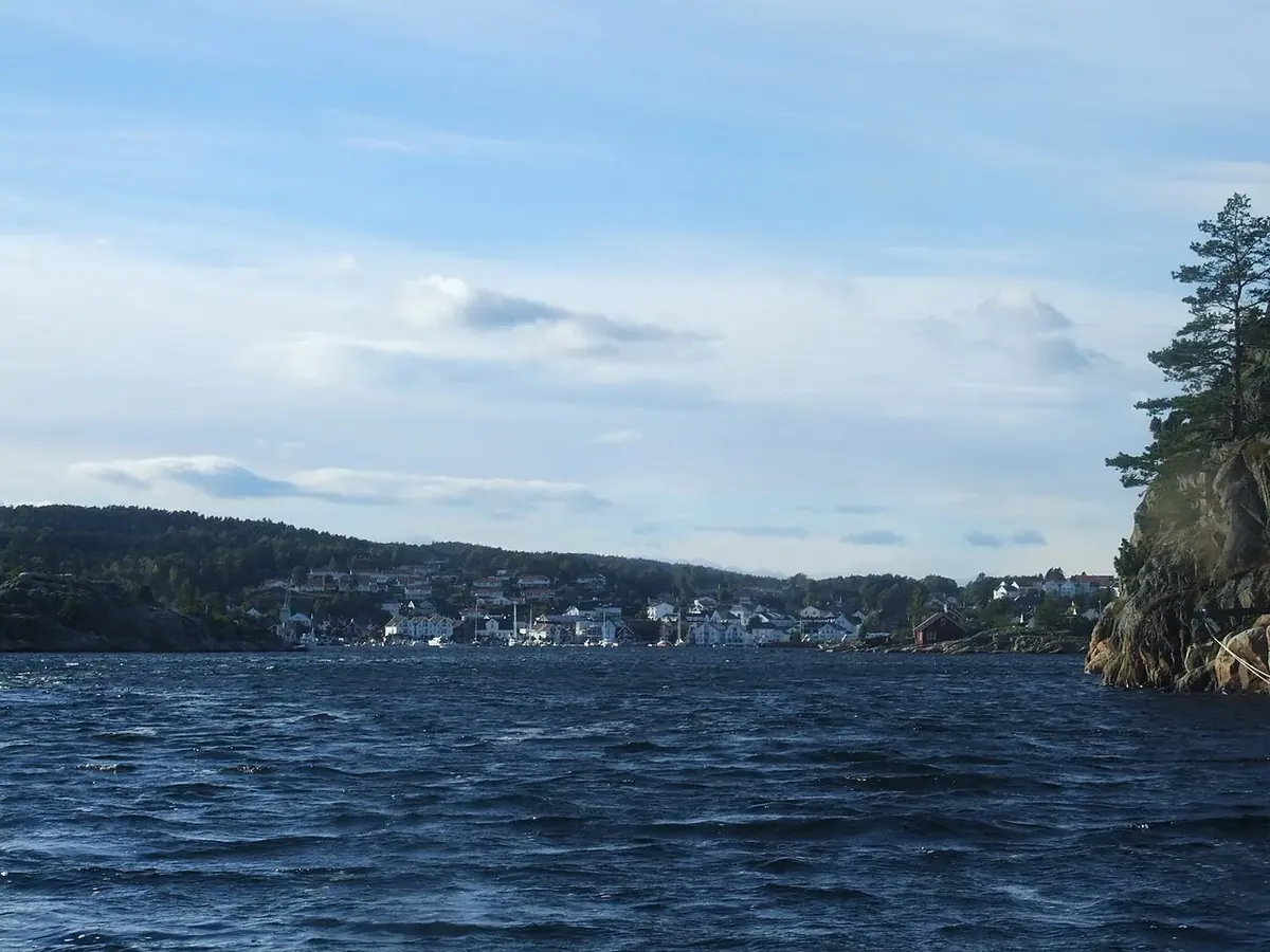 Vindfull dag i et sund i skjærgården ved Lillesand